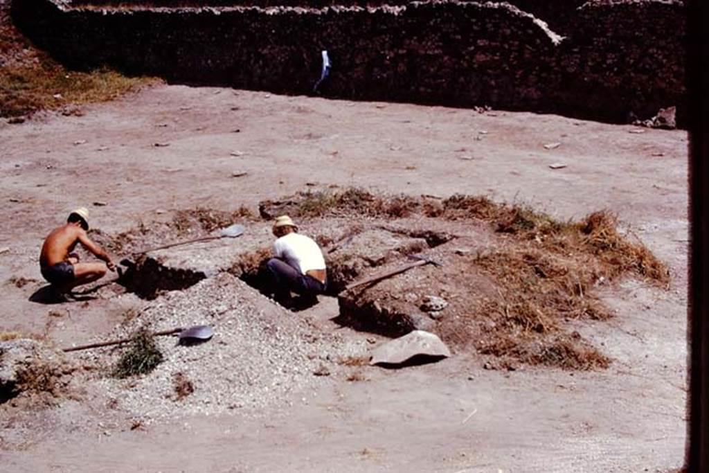 I.22 Pompeii. 1974. Looking east towards triclinium during excavation. Photo by Stanley A. Jashemski.
Source: The Wilhelmina and Stanley A. Jashemski archive in the University of Maryland Library, Special Collections (See collection page) and made available under the Creative Commons Attribution-Non Commercial License v.4. See Licence and use details. J74f0280