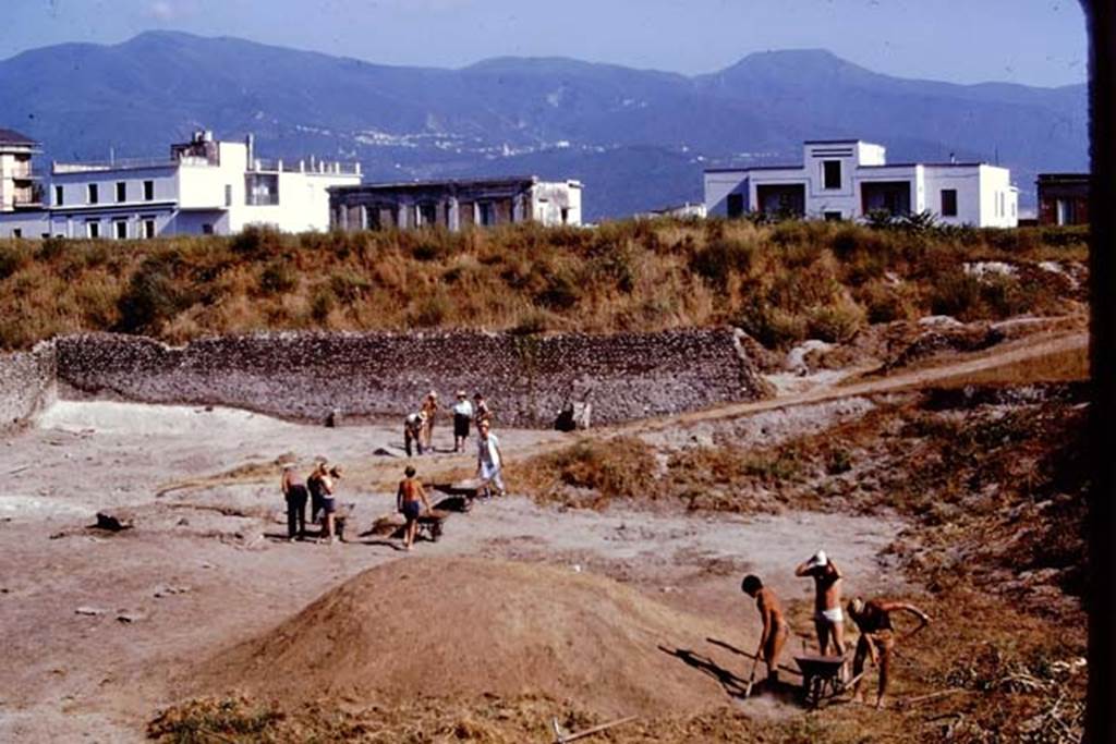 I.22 Pompeii. 1974. Looking south. Photo by Stanley A. Jashemski.
Source: The Wilhelmina and Stanley A. Jashemski archive in the University of Maryland Library, Special Collections (See collection page) and made available under the Creative Commons Attribution-Non Commercial License v.4. See Licence and use details. J74f0282