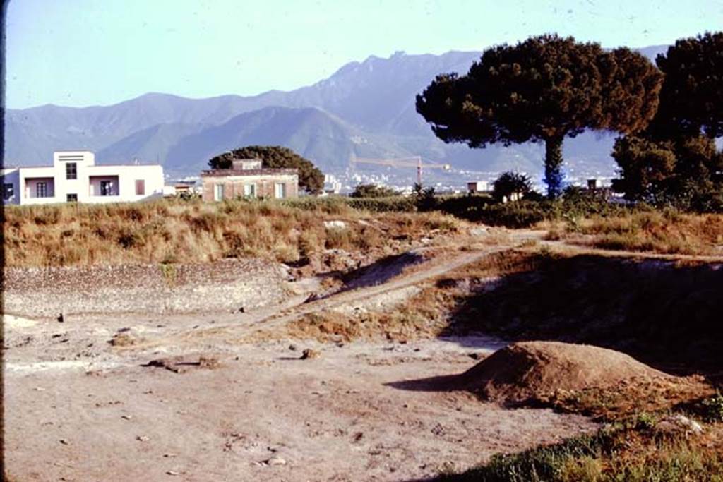 I.22 Pompeii. 1974. Looking towards south-west side, and access ramp. Photo by Stanley A. Jashemski.
Source: The Wilhelmina and Stanley A. Jashemski archive in the University of Maryland Library, Special Collections (See collection page) and made available under the Creative Commons Attribution-Non Commercial License v.4. See Licence and use details. J74f0307