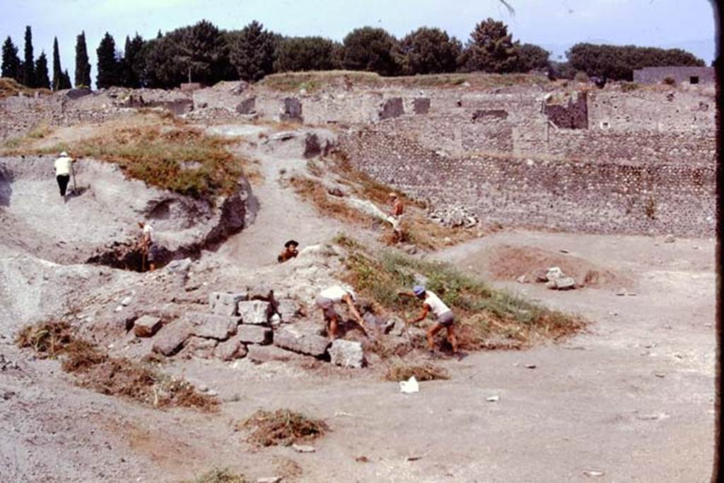 I.22 Pompeii. 1974. Looking north-east. Photo by Stanley A. Jashemski.
Source: The Wilhelmina and Stanley A. Jashemski archive in the University of Maryland Library, Special Collections (See collection page) and made available under the Creative Commons Attribution-Non Commercial License v.4. See Licence and use details. J74f0344
