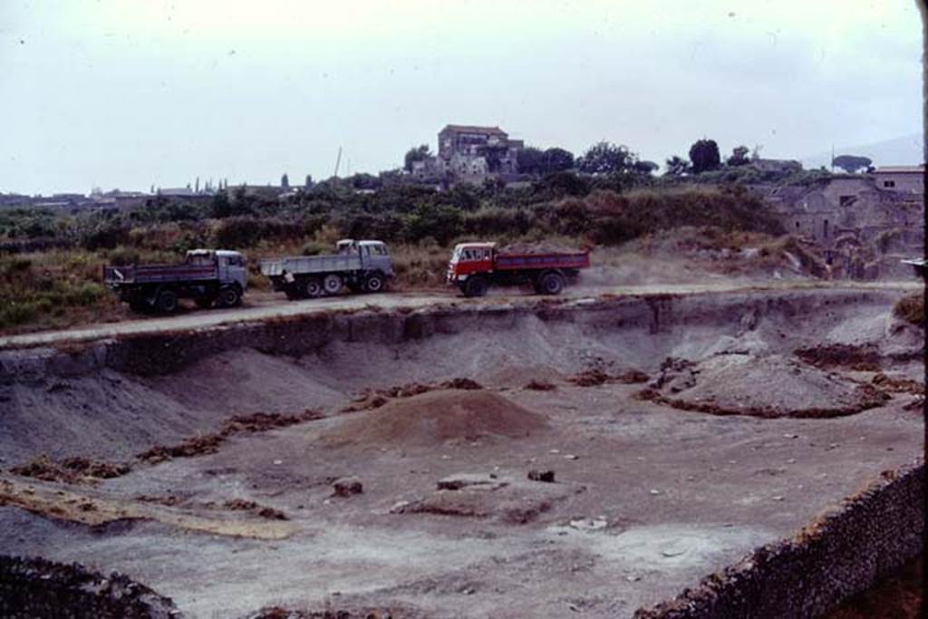 I.22 Pompeii. 1974. Looking north-west towards ramp being used by very heavy lorries to transport away the lapilli. Photo by Stanley A. Jashemski.
Source: The Wilhelmina and Stanley A. Jashemski archive in the University of Maryland Library, Special Collections (See collection page) and made available under the Creative Commons Attribution-Non Commercial License v.4. See Licence and use details. J74f0348