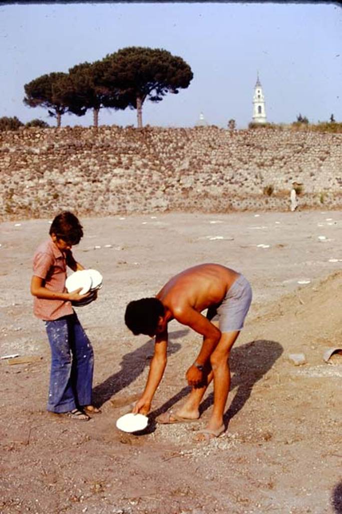 I.22 Pompeii. 1974. Placing the spheres in position, for viewing from the “balloon”.
Photo by Stanley A. Jashemski.
Source: The Wilhelmina and Stanley A. Jashemski archive in the University of Maryland Library, Special Collections (See collection page) and made available under the Creative Commons Attribution-Non Commercial License v.4. See Licence and use details. J74f0404