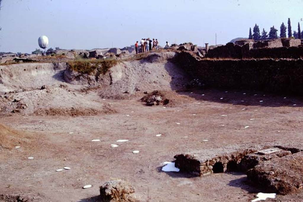 I.22 Pompeii. 1974. Looking north-east across site, with painted spheres marking the root cavities, which would be visible from the approaching “balloon”. Photo by Stanley A. Jashemski.
Source: The Wilhelmina and Stanley A. Jashemski archive in the University of Maryland Library, Special Collections (See collection page) and made available under the Creative Commons Attribution-Non Commercial License v.4. See Licence and use details. J74f0416