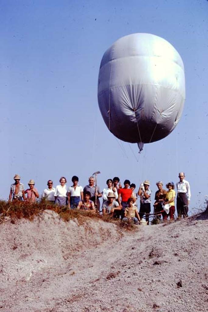 I.22 Pompeii. 1974. The workers, Sig. Sicignano, Wilhelmina and Stanley with the ”balloon”. Photo by Stanley A. Jashemski.
Source: The Wilhelmina and Stanley A. Jashemski archive in the University of Maryland Library, Special Collections (See collection page) and made available under the Creative Commons Attribution-Non Commercial License v.4. See Licence and use details. J74f0422