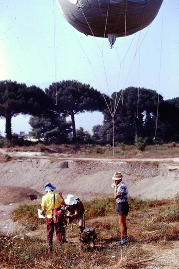 I.22 Pompeii. 1974. Getting ready to photograph from the “balloon”. Photo by Stanley A. Jashemski.
Source: The Wilhelmina and Stanley A. Jashemski archive in the University of Maryland Library, Special Collections (See collection page) and made available under the Creative Commons Attribution-Non Commercial License v.4. See Licence and use details. J74f0425