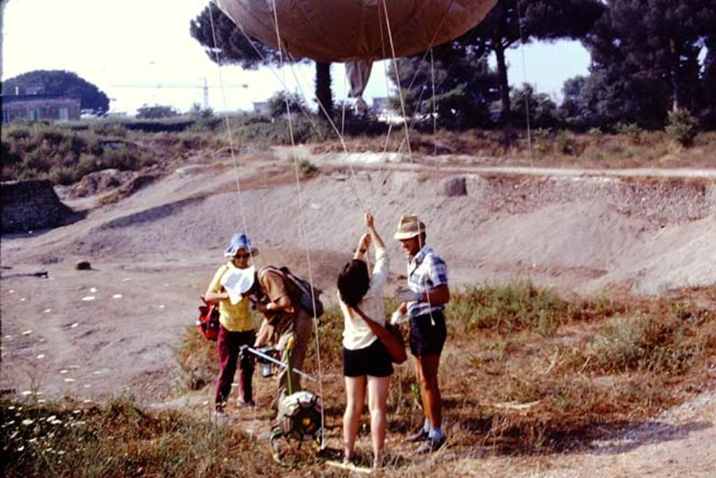 I.22 Pompeii. 1974. Looking south-west towards ramp, and site of painted spheres with the “balloon” crew. Photo by Stanley A. Jashemski.
Source: The Wilhelmina and Stanley A. Jashemski archive in the University of Maryland Library, Special Collections (See collection page) and made available under the Creative Commons Attribution-Non Commercial License v.4. See Licence and use details. J74f0426