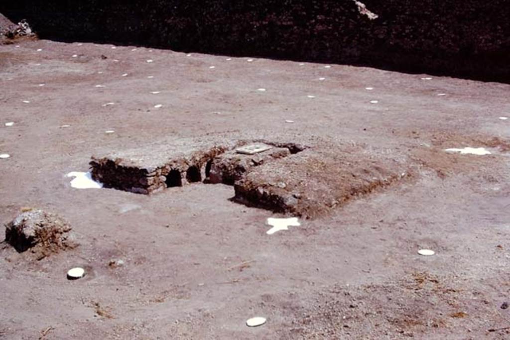 I.22 Pompeii. 1974. Triclinium, table, painted discs and completed painted tree-root cavities, looking north-east. Photo by Stanley A. Jashemski.
Source: The Wilhelmina and Stanley A. Jashemski archive in the University of Maryland Library, Special Collections (See collection page) and made available under the Creative Commons Attribution-Non Commercial License v.4. See Licence and use details. J74f0463