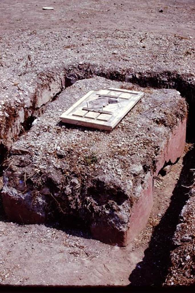 I.22 Pompeii. 1974. Looking east to marble plaque placed on table in centre of triclinium, still with red plaster. Photo by Stanley A. Jashemski.
Source: The Wilhelmina and Stanley A. Jashemski archive in the University of Maryland Library, Special Collections (See collection page) and made available under the Creative Commons Attribution-Non Commercial License v.4. See Licence and use details. J74f0465