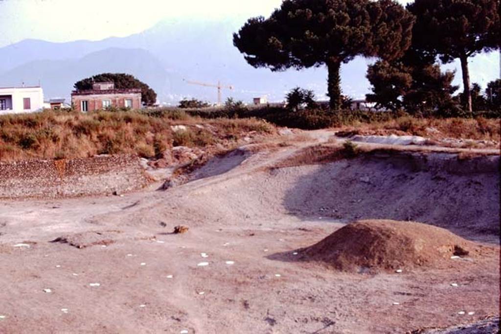 I.22 Pompeii. 1974. Looking towards south-west corner with ramp, at completed excavation. Photo by Stanley A. Jashemski.
Source: The Wilhelmina and Stanley A. Jashemski archive in the University of Maryland Library, Special Collections (See collection page) and made available under the Creative Commons Attribution-Non Commercial License v.4. See Licence and use details. J74f0526