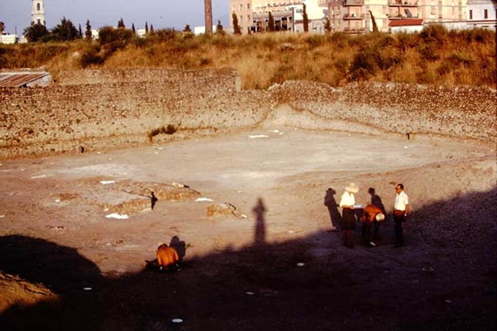 I.22 Pompeii. 1974. Looking south-east across garden area. Photo by Stanley A. Jashemski.
Source: The Wilhelmina and Stanley A. Jashemski archive in the University of Maryland Library, Special Collections (See collection page) and made available under the Creative Commons Attribution-Non Commercial License v.4. See Licence and use details. J74f0694