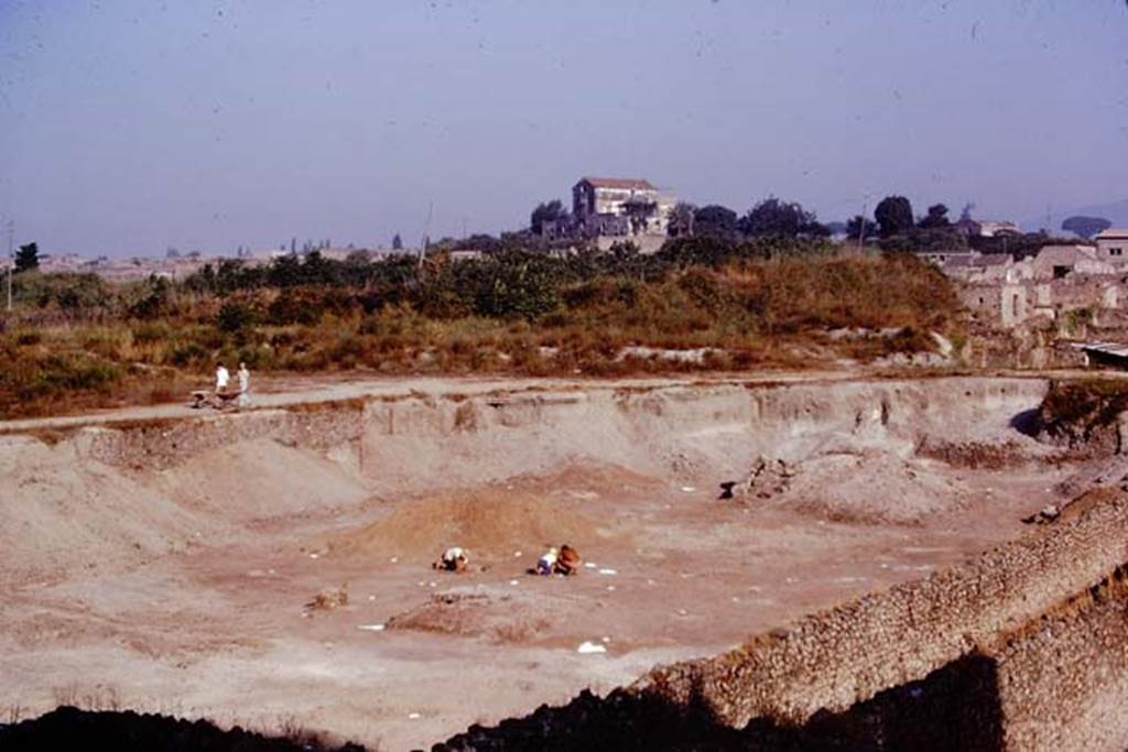 I.22 Pompeii. 1974. Looking north-west across garden area. Photo by Stanley A. Jashemski.
Source: The Wilhelmina and Stanley A. Jashemski archive in the University of Maryland Library, Special Collections (See collection page) and made available under the Creative Commons Attribution-Non Commercial License v.4. See Licence and use details. J74f0701
