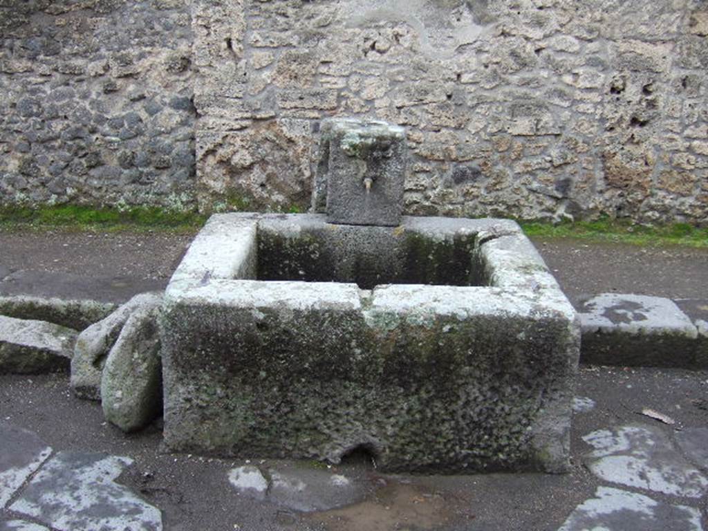 Pompeii. December 2005. Fountain on Via dell�Abbondanza between II.1.2 and II.1.3

