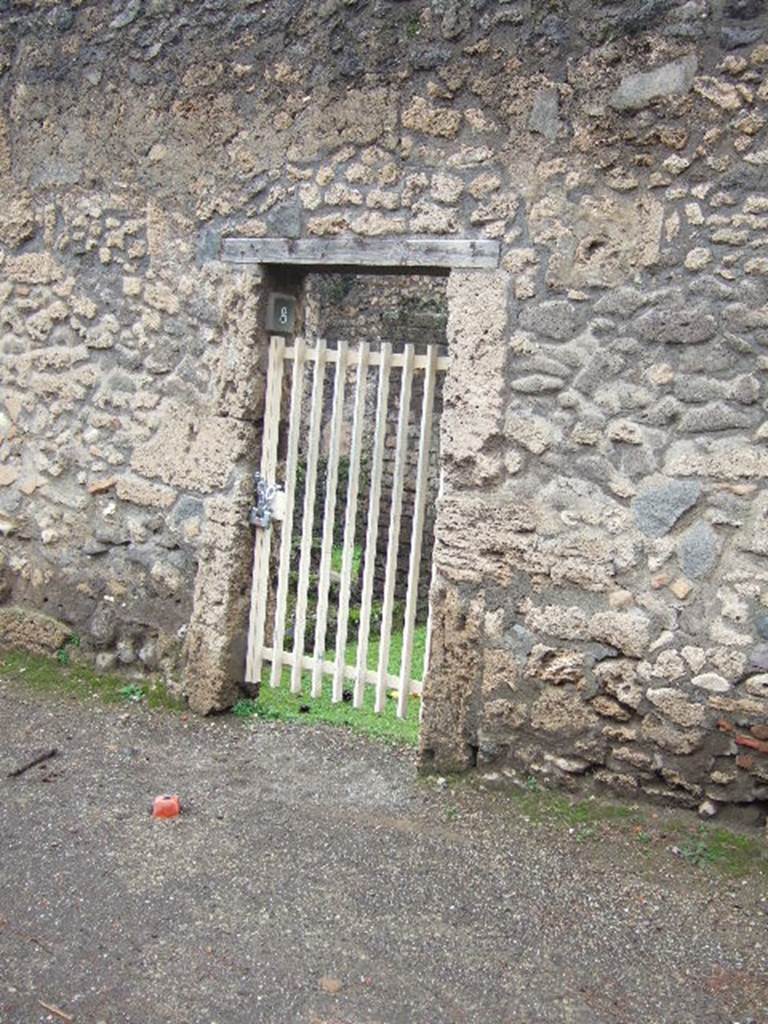 II.1.8 Pompeii. December 2005. Entrance doorway. According to Della Corte, electoral recommendations came to light here in 1952, although the house had not been excavated.
Found on the wall to the left (west) of the entrance was �
Felix fac;  Sabinus c(upide) rog(at)    [CIL IV 9880, 9882]
See Della Corte, M., 1965.  Case ed Abitanti di Pompei. Napoli: Fausto Fiorentino. (p.367)

According to Epigraphik-Datenbank Clauss/Slaby (See www.manfredclauss.de), they read as �

P(ublium) Paquium Proculum II(virum) d(ignum r(ei) p(ublicae) o(ro) v(os) f(aciatis) Sabinus rog(at) ub(i)q(ue) o(ro) v(os) f(aciatis)       [CIL IV 9880]

Caprasium IIvir(um) Felix fac(iatis)       [CIL IV 9882b]
.