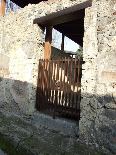 II.1.10 Pompeii. December 2004.  Entrance doorway, looking east.