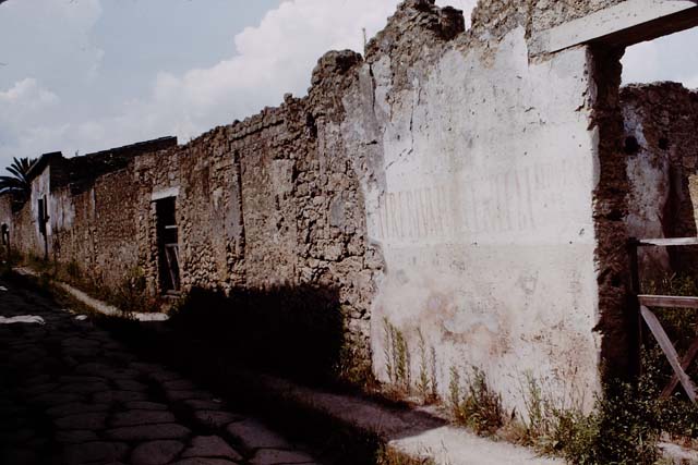 II.1.10 Pompeii.  Casa Imperiale.  December 2007.  Triclinium on south side of entrance, with windows to yard and garden.