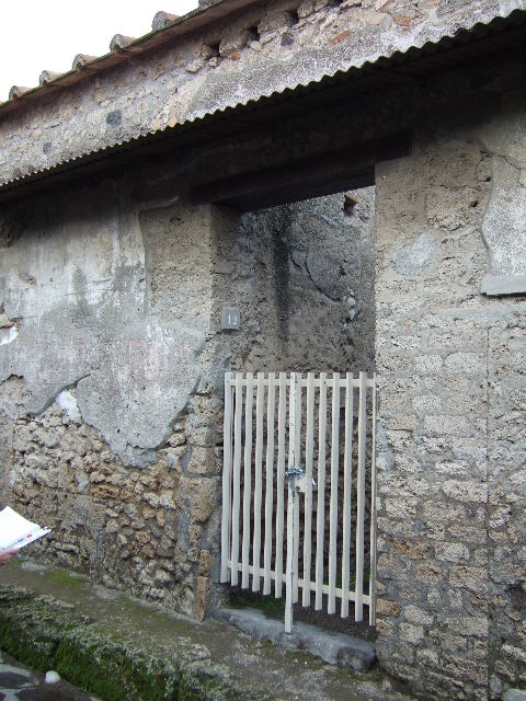 II.1.12 Pompeii. December 2007. Wall on south side of entrance doorway. According to Varone and Stefani, CIL IV 9885 was found on the south side of entrance doorway, near the door jamb, but is not conserved. See Varone, A. and Stefani, G., 2009. Titulorum Pictorum Pompeianorum, Rome: L’erma di Bretschneider, (p.187). According to Epigraphik-Datenbank Clauss/Slaby (See www.manfredclauss.de), it read –
Helvium Sabinum aed(ilem)
Biri cum Biria rog(ant)
d(ignum) r(ei) p(ublicae) v(irum) b(onum) o(ro) v(os) f(aciatis) Onomaste cupide fac(iatis)       [CIL IV 9885]
