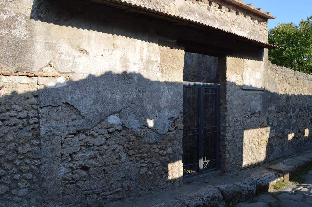 II.1.12 Pompeii. October 2017. Looking south-east towards entrance doorway on Via di Nocera.
Foto Taylor Lauritsen, ERC Grant 681269 D�COR.
