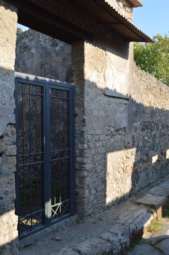 II.1.12 Pompeii, October 2017. Looking towards south (right) side of entrance doorway.
Foto Taylor Lauritsen, ERC Grant 681269 D�COR.
