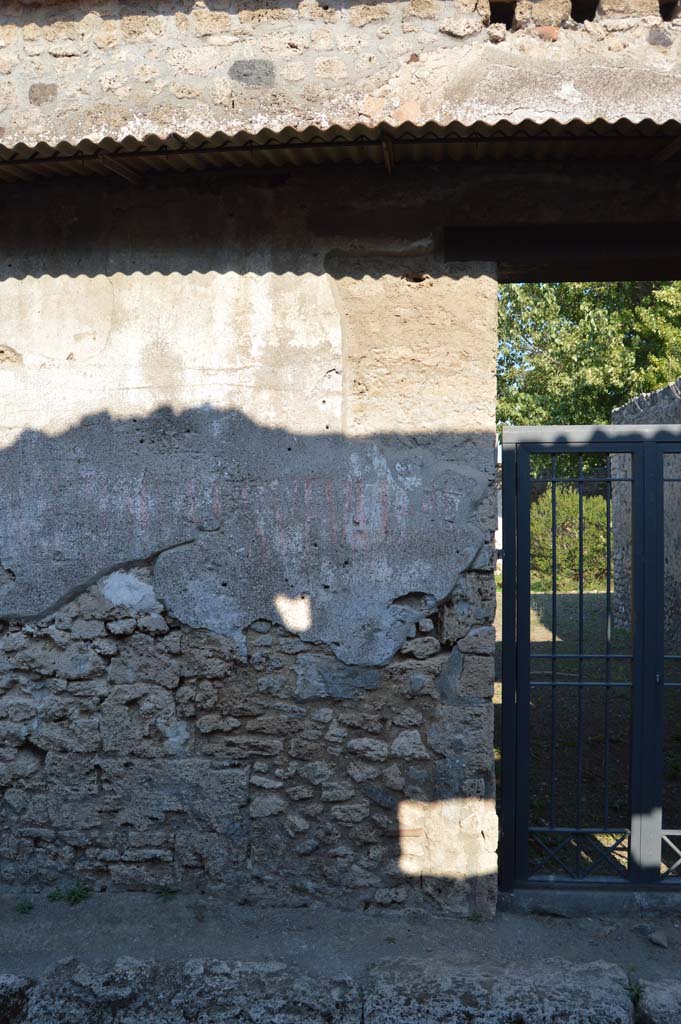 II.1.12 Pompeii. October 2017. Looking towards north side of entrance doorway.
Foto Taylor Lauritsen, ERC Grant 681269 D�COR.
