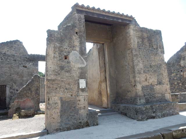 II.2.2 Pompeii. December 2007.  Entrance vestibule with benches on either side.