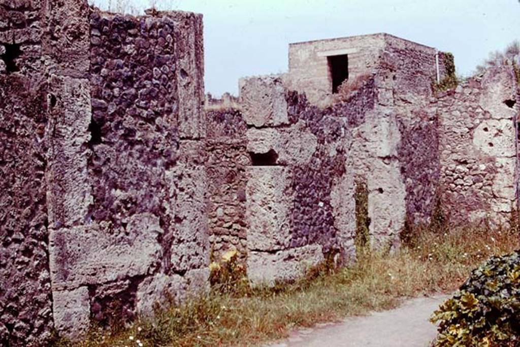 II.2.2 Pompeii. 1976. Room 2, north-west corner of atrium with doorways to rooms “a” and 4 on west side. Photo by Stanley A. Jashemski.
Source: The Wilhelmina and Stanley A. Jashemski archive in the University of Maryland Library, Special Collections (See collection page) and made available under the Creative Commons Attribution-Non Commercial License v.4. See Licence and use details. J76f0339