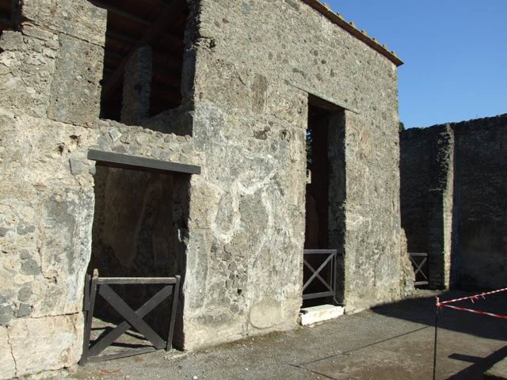 II.2.2 Pompeii. March 2009. Looking south-east across atrium, to rooms 3, “c” and 5.