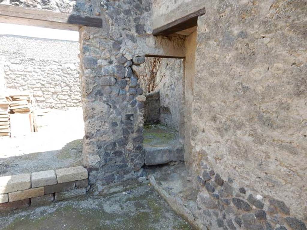II.2.2 Pompeii. May 2016. Room 5, north-east corner. Photo courtesy of Buzz Ferebee.