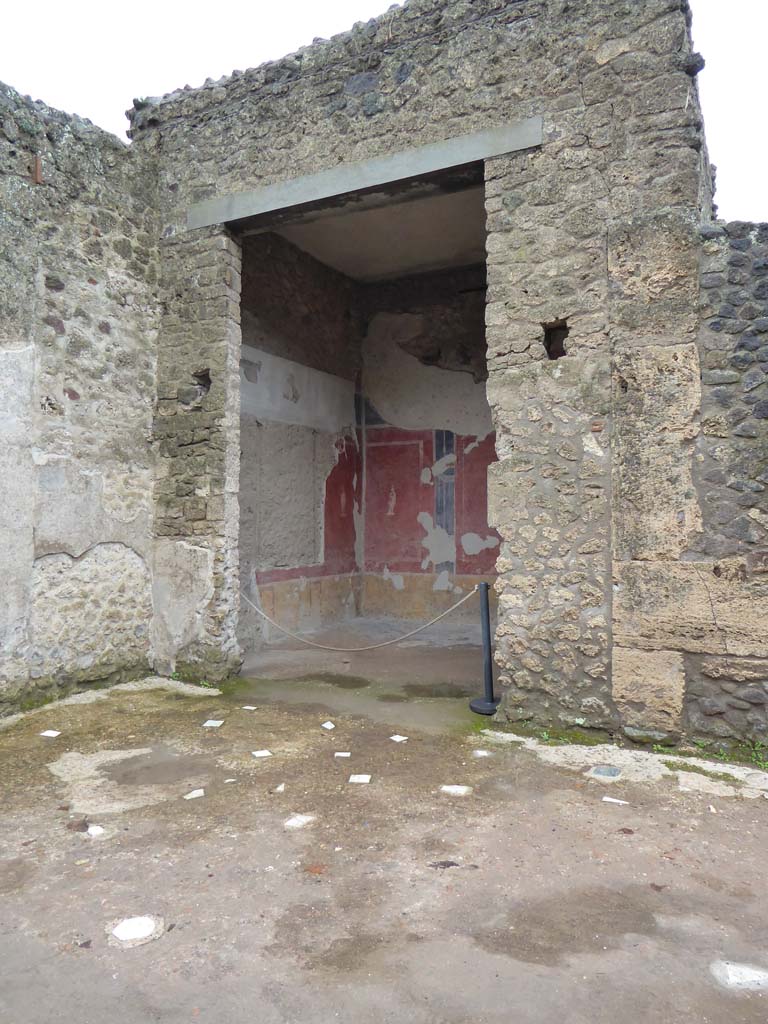 II.2.2 Pompeii. January 2017. Room “b”, doorway in south-west corner of atrium 2.
Foto Annette Haug, ERC Grant 681269 DÉCOR.