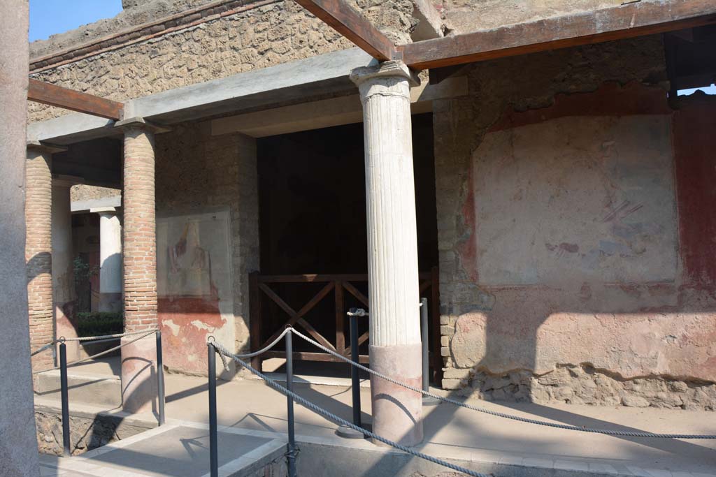 II.2.2 Pompeii. July 2017. Room “i”, looking north from east side of temple towards doorway to room “h”, myths room.
Foto Annette Haug, ERC Grant 681269 DÉCOR.