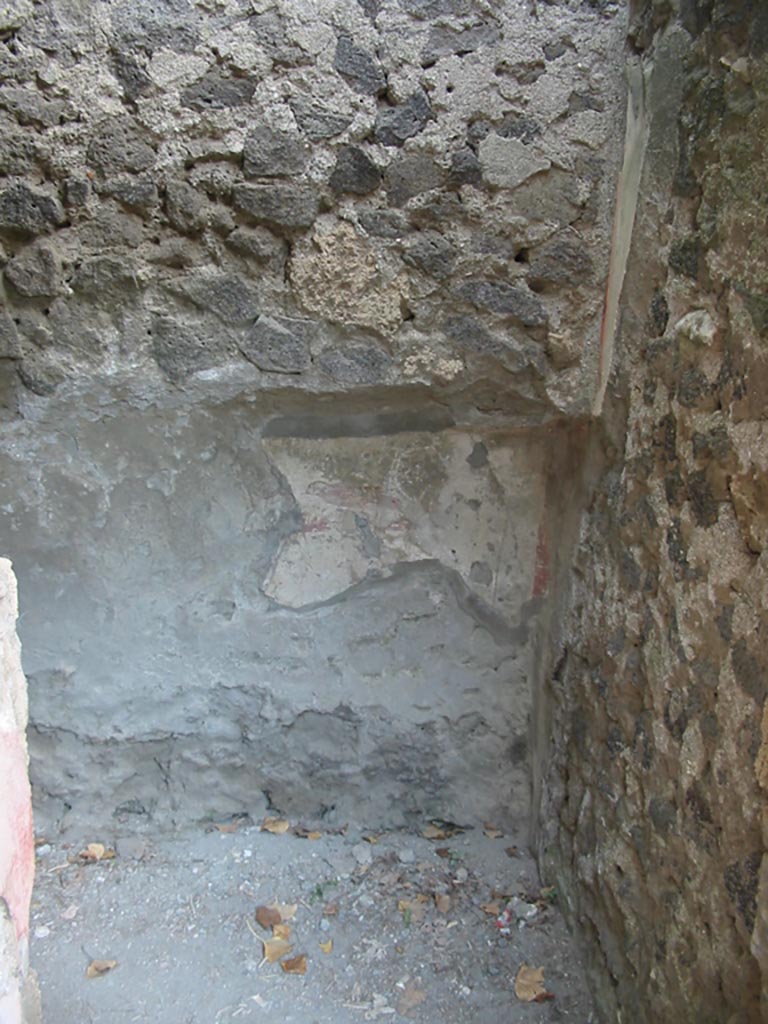 II.2.3 Pompeii. May 2003. 
South wall with bed recess in cubiculum in south-east corner of bar-room. Photo courtesy of Nicolas Monteix.
