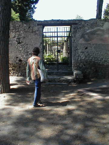 II.2.5 Pompeii. May 2005. East side of the garden, from the rear entrance.