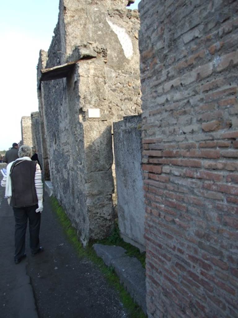 II.3.2 Pompeii. December 2007. Entrance on Via dell� Abbondanza.
