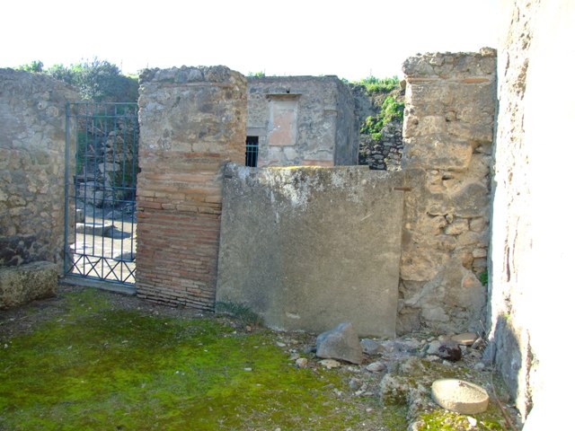 II.3.2 Pompeii. March 2009. Recess in south wall of workshop.