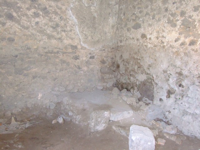 II.3.3 Pompeii. March 2009. Room 11, looking north along west portico.
