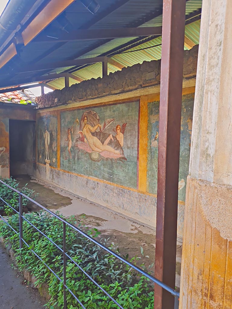 II.3.3 Pompeii. December 2006. Room 11, west panel of south wall of peristyle. Detail of wall painting of bird on edge of fountain.

