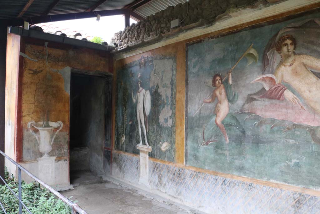 II.3.3 Pompeii. December 2006. Room 11, west panel of south wall of peristyle. Detail of wall painting of a bird.

