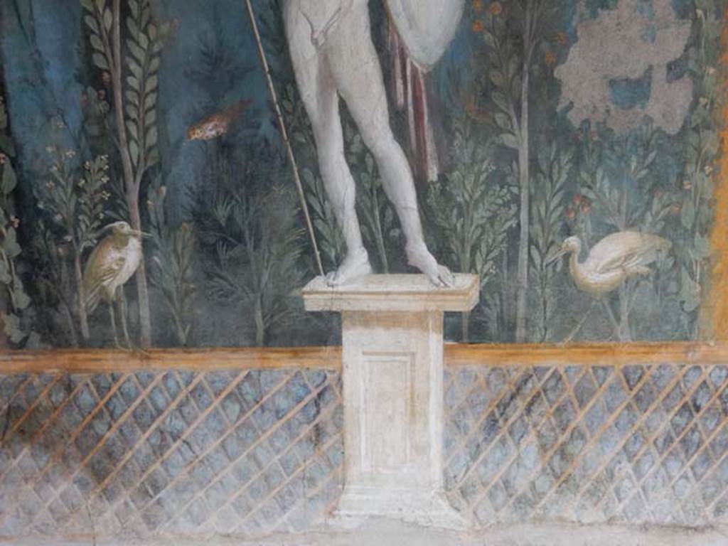 II.3.3 Pompeii. May 2016. Room 11, east panel on south wall of peristyle. Detail of lower statue of naked Ares / Mars with painted birds and trellis fence. Photo courtesy of Buzz Ferebee.
