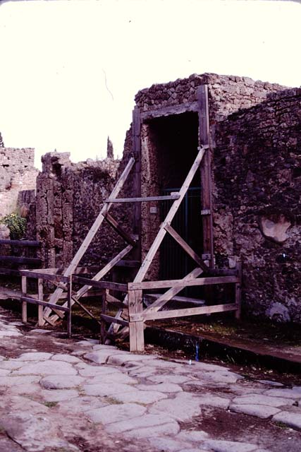 II.3.3 Pompeii.  March 2009.  Room 2,  Atrium.  Looking south to North Portico of garden area.