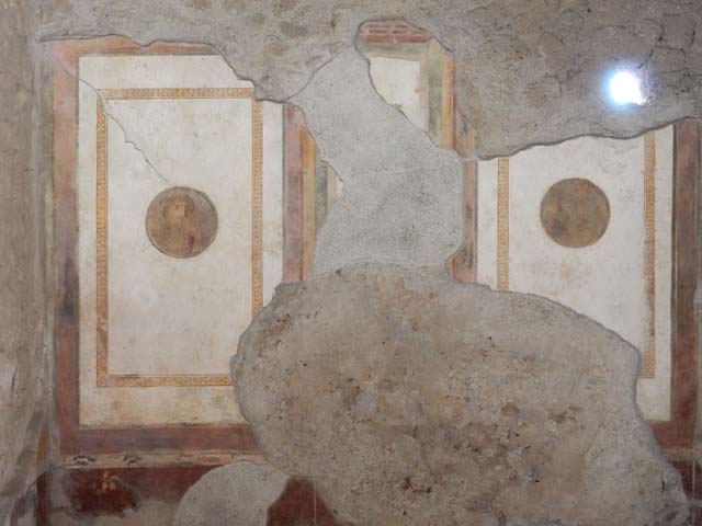 II.3.3 Pompeii. March 2009. Room 4, portrait medallion on north end of east wall.