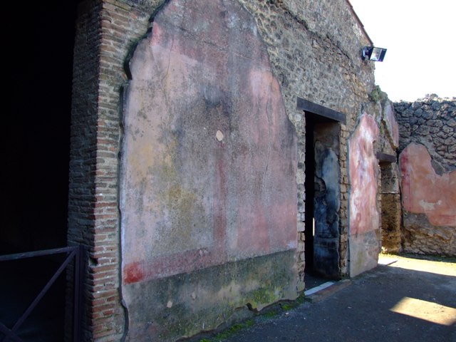 II.3.3 Pompeii. March 2009. Doorway to Room 6.