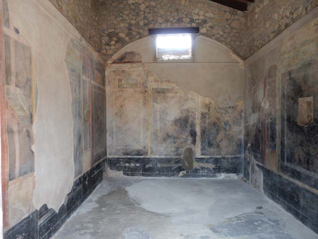 II.3.3 Pompeii. March 2009. Room 6, south wall of triclinium, with detail of wall painting of balcony.