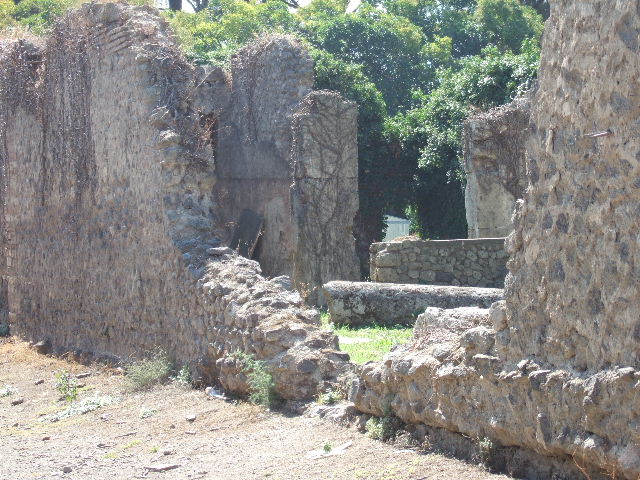II.3.4 Pompeii. December 2004. Looking north-west across atrium. 