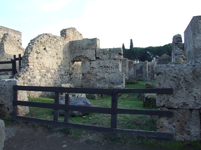 III.6, III.7.1 Pompeii. September 2005. Via dell’Abbondanza at II.3.5