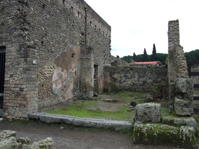 II.4.1 Pompeii. December 2006. West wall of shop, with recess.