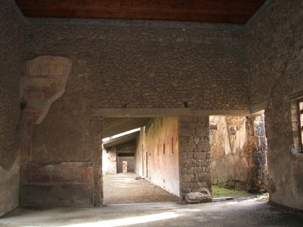 II.4.3 Pompeii. Atrium south wall.