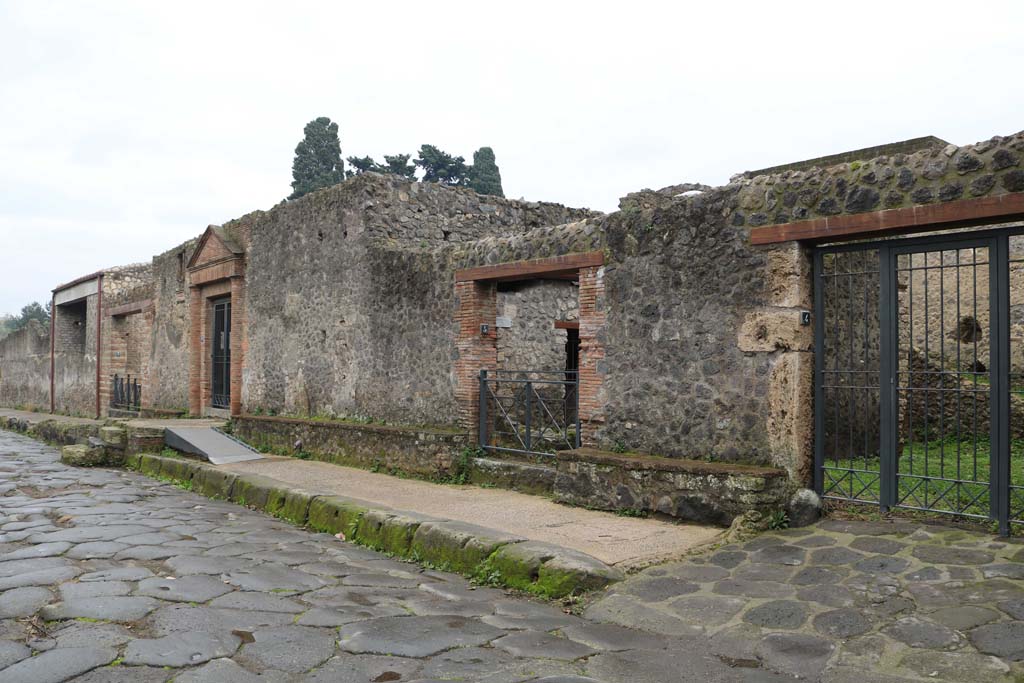 Via dell’Abbondanza, south side, Pompeii. December 2018.
Looking east on Via dell’Abbondanza, with doorways II.4.4 (on right) through to II.4.7 (on left). Photo courtesy of Aude Durand.