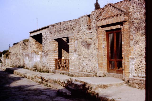 II.4.6 Pompeii. December 2005. Main entrance to the house at II.4.6 on Via dell’ Abbondanza. According to Pagano and Prisciandaro, also found on the same wall between II.4.6 and II.4.5 (on the right of the doorway) were -
A(ulum) Suettium Verum aed(ilem)
viis a(edibus) s(acris) p(ublicis) p(rocurandis) d(ignum) r(ei) p(ublicae) probum o(ro) v(os) f(aciatis)    [CIL IV 1137 & MN 4713]
Trebium aed(ilem)    [CIL IV 1138 & NAP 4713]
Metellic[     [CIL IV 1139 & NAP 4713]
L(ucium) Ceium Secundum aed(ilem) o(ro) v(os) f(aciatis) Proculus et Canthus rog(ant)    [CIL IV 1140 & NAP ?]
L(ucium) C(aecilium) C(apellam)    [CIL IV 1141 & NAP 4713]
[3]m Sabinum
IIvir(um) i(ure) d(icundo) o(ro) v(os) f(aciatis)    [CIL IV 1142]
Popidium L(uci) f(ilium)]
Secundum
aed(ilem) o(ro) v(os) f(aciatis) Veninosm    [CIL IV 1143 & NAP 4670]
These were found in 1756, see PAH. I, 1, 38, add. 95, 96, dated 15th February 1756.  See Pagano, M. and Prisciandaro, R., 2006. Studio sulle provenienze degli oggetti rinvenuti negli scavi borbonici del regno di Napoli  Naples : Nicola Longobardi. (p.22).

