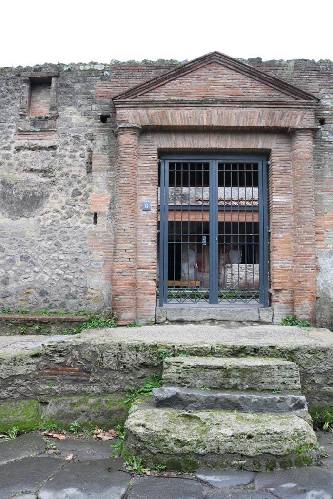 II.4.6 Pompeii. December 2018.
Looking south to steps to entrance doorway. Photo courtesy of Aude Durand.