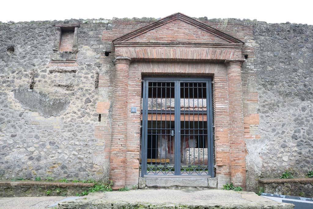 II.4.6 Pompeii. December 2018.
Entrance doorway with upper niche/recess on left of doorway, and bench on right of doorway. Photo courtesy of Aude Durand.