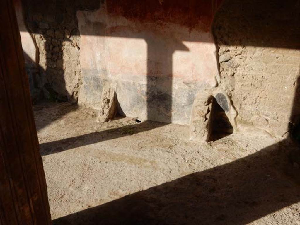 II.4.6 Pompeii. May 2017. East wall. Photo courtesy of Buzz Ferebee.